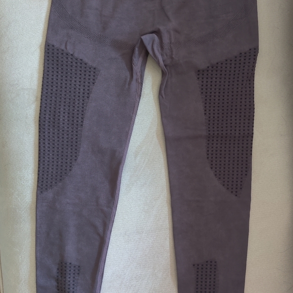Seamless Grrrl Leggings - Picture 2 of 4